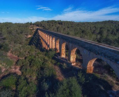 Tarragona, Katalonya, İspanya 'daki Ortaçağ Roma su kemerinin havadan görünüşü.
