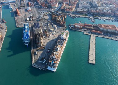 Büyük okyanus gemileri İtalya 'nın Livorno limanına demirlemiştir..