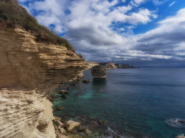 Trozo Roca Capas Que Sobresale Sobre Mar —  Fotos de Stock