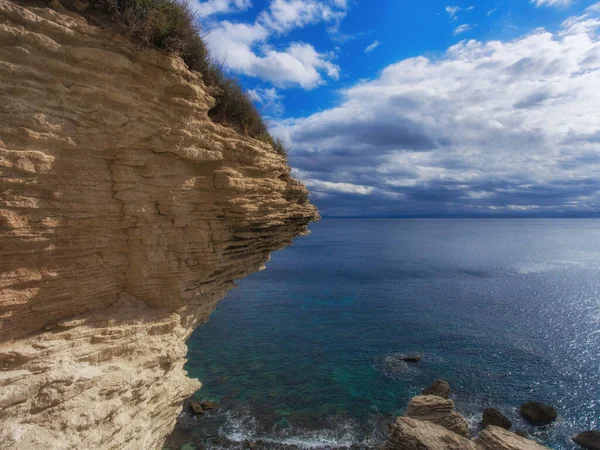 Слоистый Кусок Скалы Выступающий Над Морем — стоковое фото