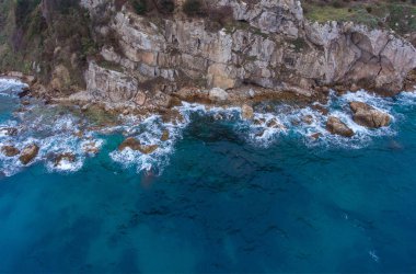 Akdeniz 'in dalgaları kayalık bir kıyıda kırılıyor..