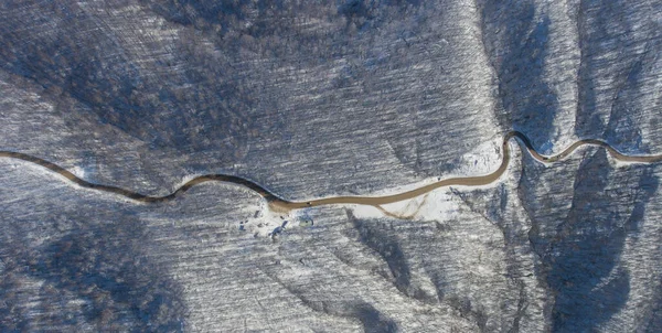 Widok Lotu Ptaka Zimową Górską Drogę Lesie — Zdjęcie stockowe