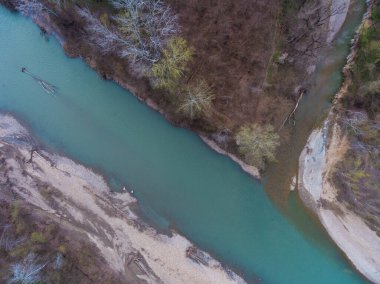 İki nehrin kesişmesi. Argo nehirleri Pshekha ve Tuha 'nın en iyi manzarası. Rusya.