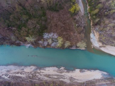 Küçük nehrin havadan görünüşü daha büyük bir nehre akıyor..
