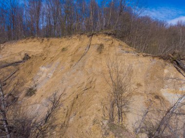 Kum çukurunun kenarında ağaçlar var. Drone fotoğrafı.