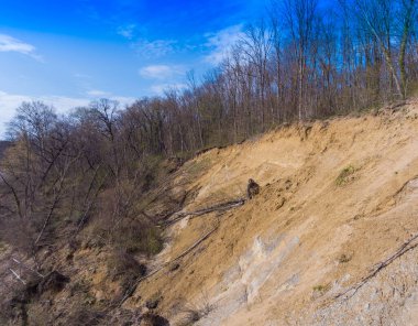 Kum çukurunun kenarında ağaçlar var. Drone fotoğrafı.
