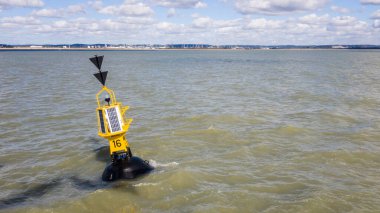 Güney Kardinal Mark. Denizcilik pilotunda bir şamandıra tehlikesinin yerini ve güvenli suyun yönünü belirtmek için kullanılır mı?.