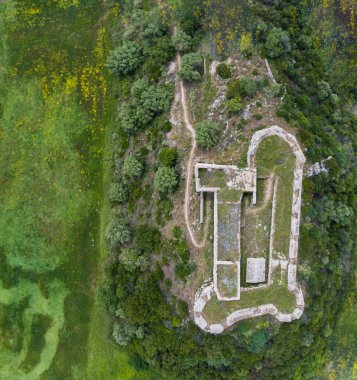 Ortaçağ Grivas şatosunun en üst manzarası, Lefkada, Yunanistan.