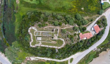 Ortaçağ Grivas şatosunun en üst manzarası, Lefkada, Yunanistan.