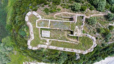 Ortaçağ Grivas, Lefkada, Yunanistan 'daki taştan bir şatonun kalıntılarının en üst görüntüsü.