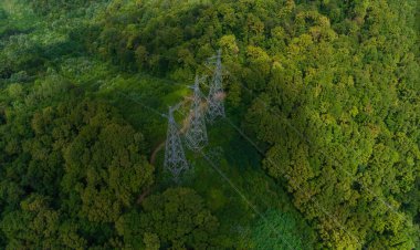 Hava görüntüsü. Yüksek voltajlı metal direği. Ormanda yüksek voltajlı kuleler.