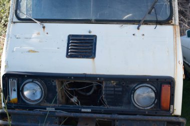 Hurdalıkta terk edilmiş beyaz bir minivan..