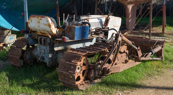 Pequeno Bulldozer Abandonado Velho Está Enferrujando Pátio Iate — Fotografia de Stock