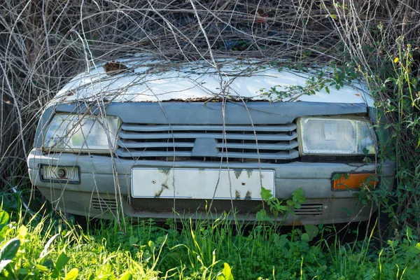 Velho Sedan Branco Abandonado Num Ferro Velho Vista Frontal — Fotografia de Stock