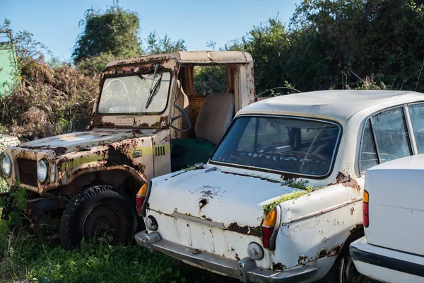 废弃的复古汽车在垃圾场 — 图库照片