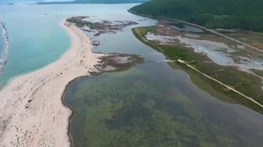 Yunanistan 'ın Lefkada kıyısındaki bataklık suları üzerinde insansız uçak seferleri.