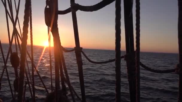 Ηλιοβασίλεμα Μέσα Από Σάβανα Και Ξάρτια Ενός Παλιού Ιστιοφόρου Seascape — Αρχείο Βίντεο