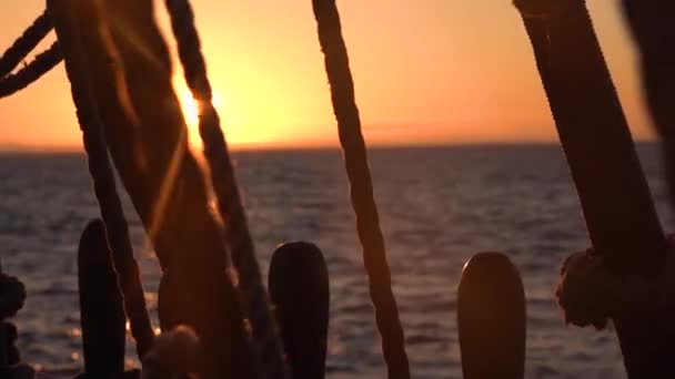 古いセーリング船のシュラウドとリギングを通して日没 シースケープスローモーションビデオ — ストック動画