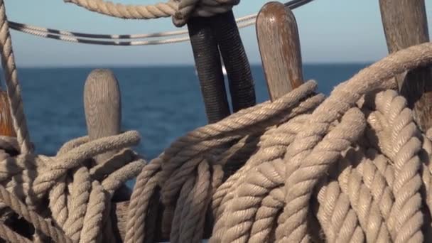 デッキ主催者は 海で古いセーリング船のピンとロープを願っています スローモーションビデオ 選択的焦点 — ストック動画