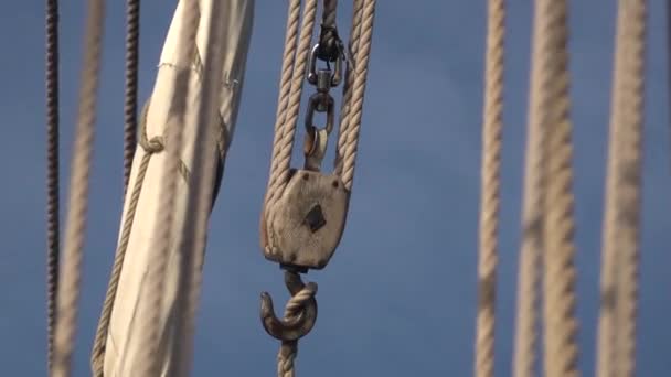 Gancio Paranco Mano Sul Ponte Una Vecchia Nave Tradizionale — Video Stock