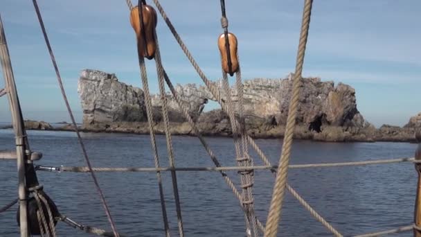 View Rocky Island Stone Arch Deck Pirate Ship Slow Motion — Stock Video