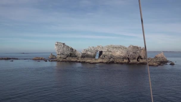 Buraco Numa Ilha Rochosa Mar Vídeo Câmera Lenta — Vídeo de Stock