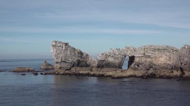 Steinbogen Auf Den Klippen Der Insel Zeitlupenvideo — Stockvideo