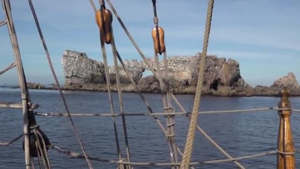 Una Isla Rocosa Con Arco Piedra Vista Través Del Aparejo — Vídeos de Stock