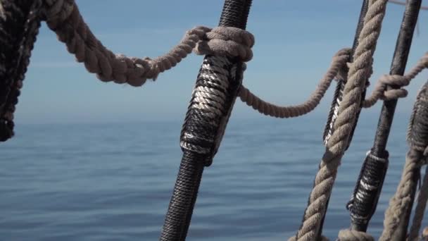 Καλύμματα Και Σχοινιά Ενός Παλιού Ιστιοφόρου Σκάφους Στην Ανοικτή Θάλασσα — Αρχείο Βίντεο
