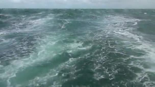 Grandi Onde Tempesta Nell Oceano Vista Dalla Poppa Della Barca — Video Stock