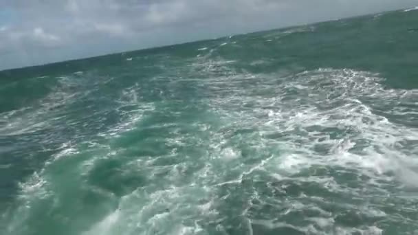 Bílé čepice na velkých vlnách a těžkém moři. Bouřlivý zelený oceán.