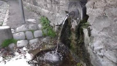 Atlar için eski bir çeşme. Kaldırımda bir meyhane var. Yavaş çekim videosu.