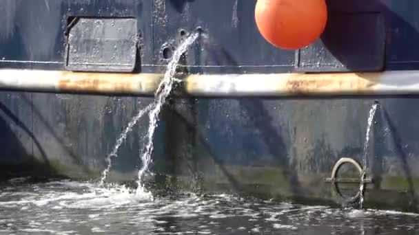 Wasserstrahlen Aus Den Löchern Blauen Brett Eines Metallenen Fischerbootes Kühlung — Stockvideo