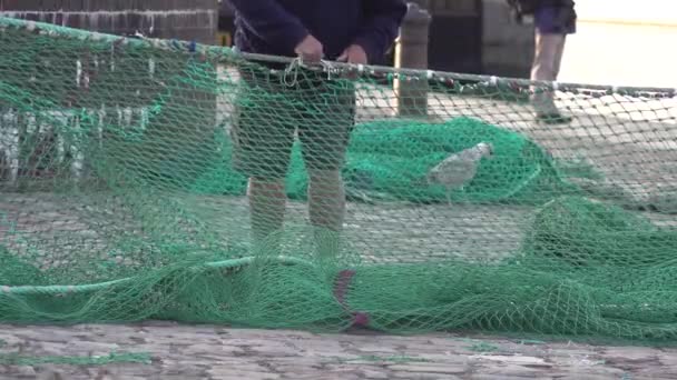 Pescador Remendando Una Red Pesca — Vídeo de stock