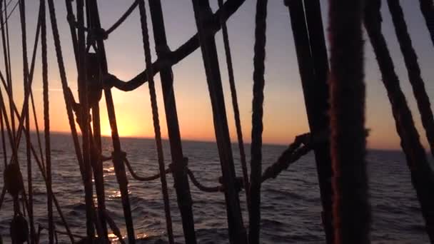 Pôr Sol Através Das Mortalhas Aparelhamento Velho Navio Vela Seascape — Vídeo de Stock