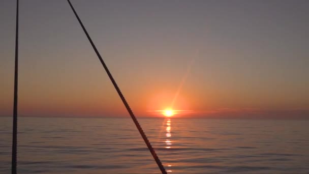 Orange Solnedgång Det Lugna Havet Från Däcket Ett Segelfartyg Slow — Stockvideo