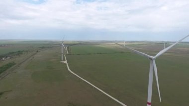 Rüzgar türbinlerinin hava görüntüsü. 19 Temmuz 2019: Zelenyi Yar, Kırım Cumhuriyeti.