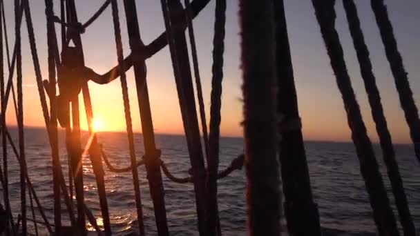 Solnedgång Genom Höljen Och Riggning Ett Gammalt Segelfartyg — Stockvideo