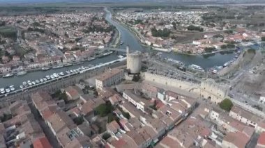 Su yollarının kesiştiği yerde kale ve kule var..