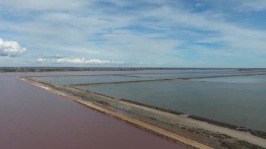 Fransa 'da Aigues Mortes yakınlarında tuz gölü. Hava görünümü.