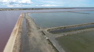 Tuz çıkarmak için havuzun üzerinden uçuyorlar..