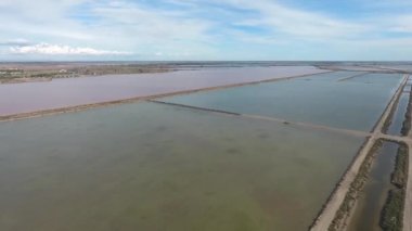 Tuz üretiminin su basmış alanlarının havadan görüntüsü. Fransa.