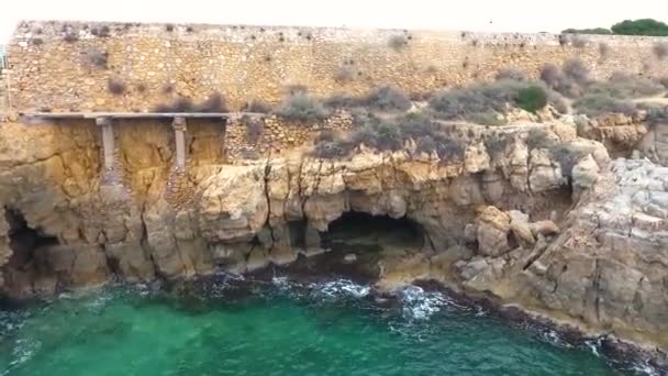 Felsstrand Mit Grotten Und Einer Steinmauer Des Forts — Stockvideo