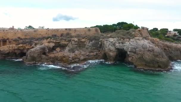Luftaufnahme Der Felsigen Küste Des Meeres Und Der Steinmauer Des — Stockvideo