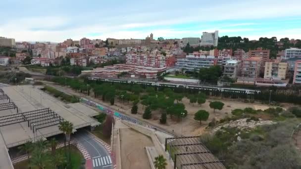 Vista Aérea Trem Elétrico Movimento Tarragona Espanha Vídeo Drone — Vídeo de Stock