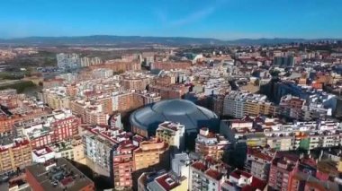 Tarragona şehrinin havadan görünüşü ve arenanın yuvarlak binası.