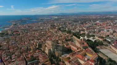 Tarragona Katedrali ve tarihi bölgenin hava manzarası. 