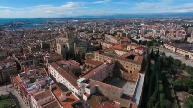 Tarragona Katedrali ve tarihi bölgenin hava manzarası. 