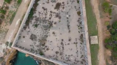 İspanya 'nın Tarragona sahilindeki askeri kalenin beton duvarlarının en üst görüntüsü..