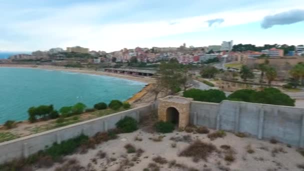 Letecký Pohled Betonové Stěny Vojenské Pevnosti Pláži Tarragoně Španělsko — Stock video